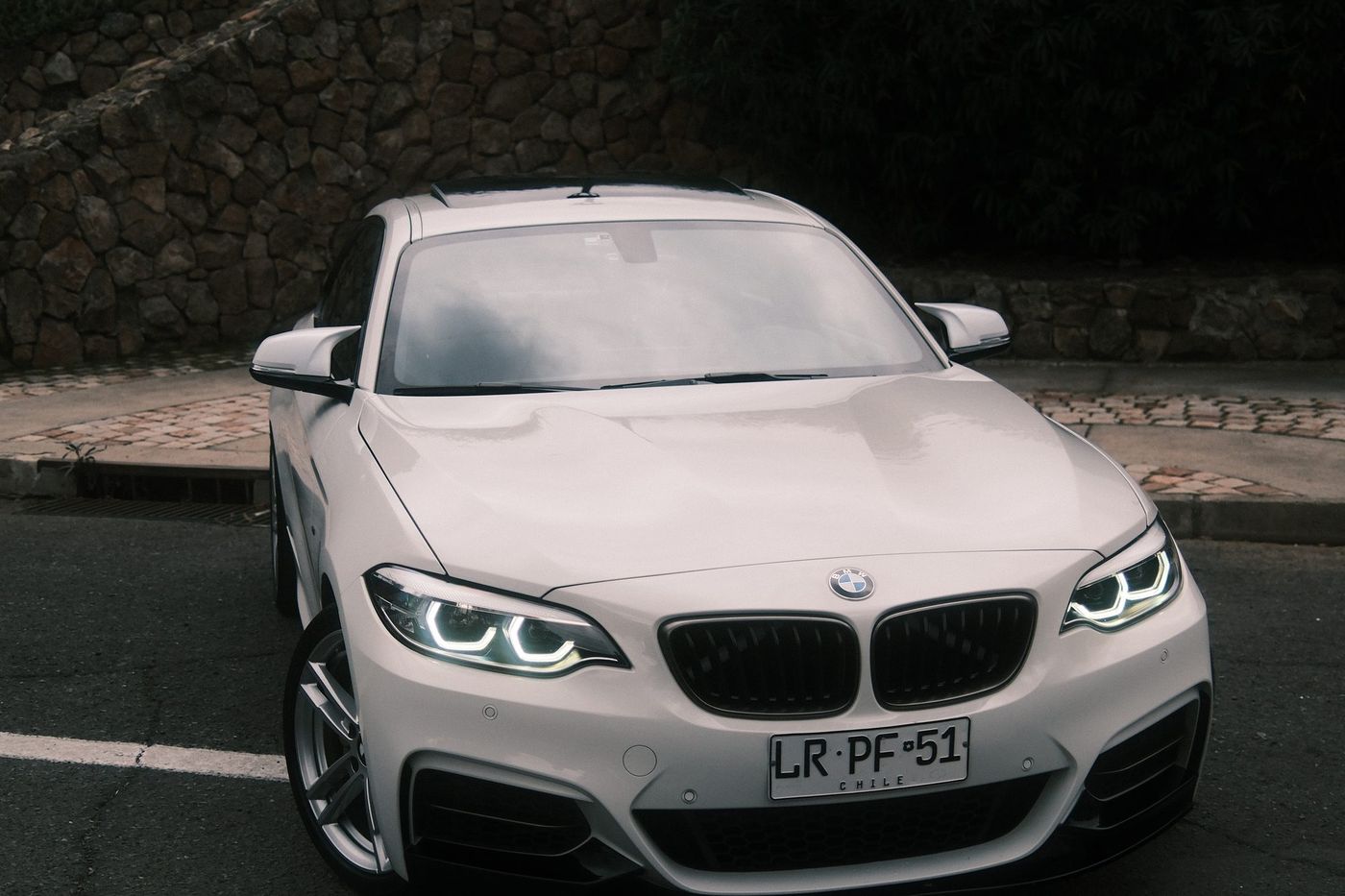 Frontal del BMW M240i: parrilla y faros LED