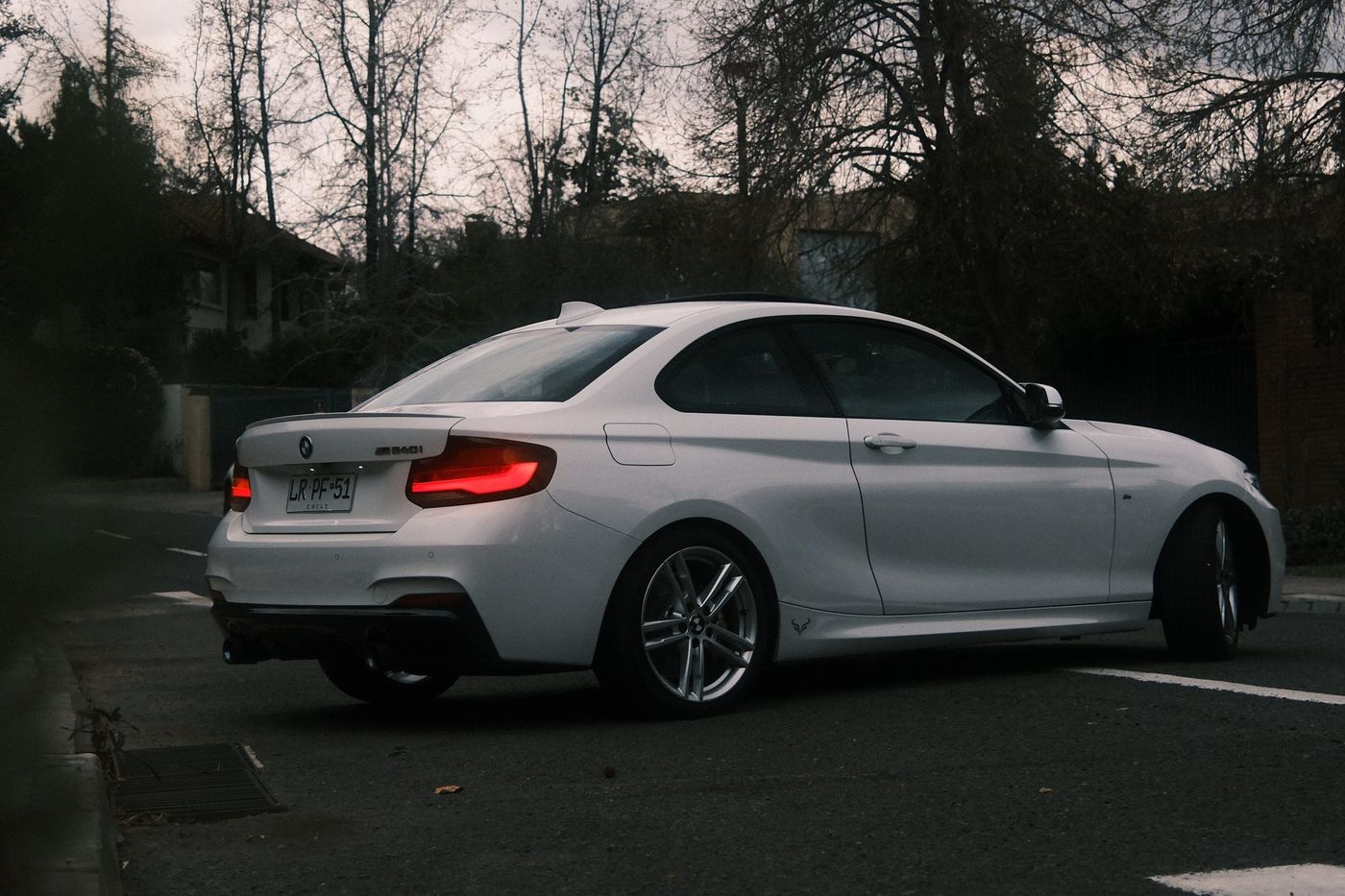 Vista trasera en tres cuartos del BMW M240i