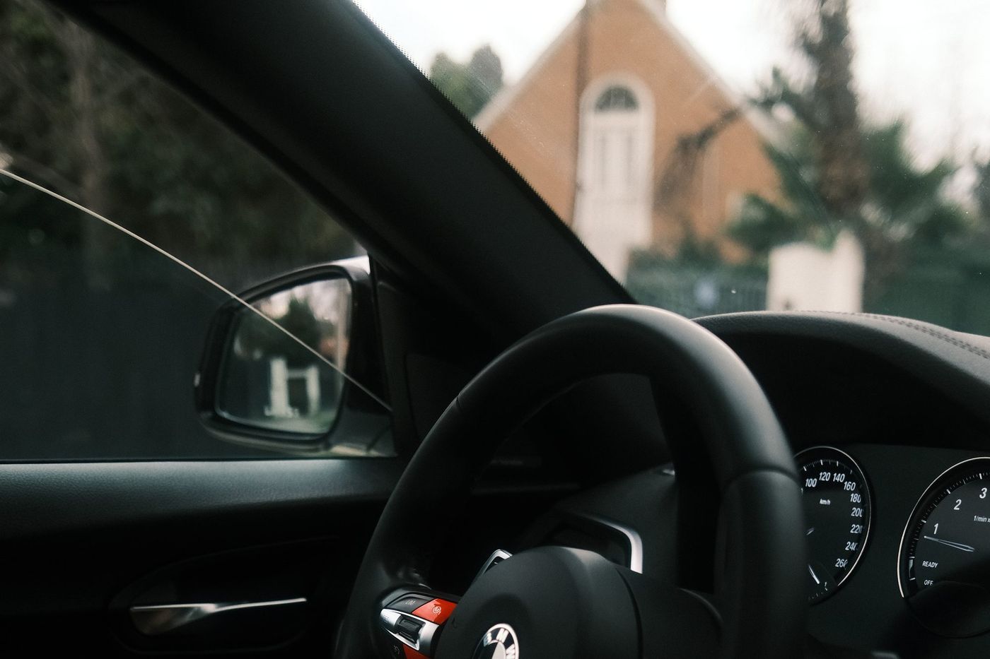 Interior: volante y tablero